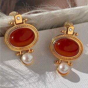 Luxurious earrings in gold plated with stone